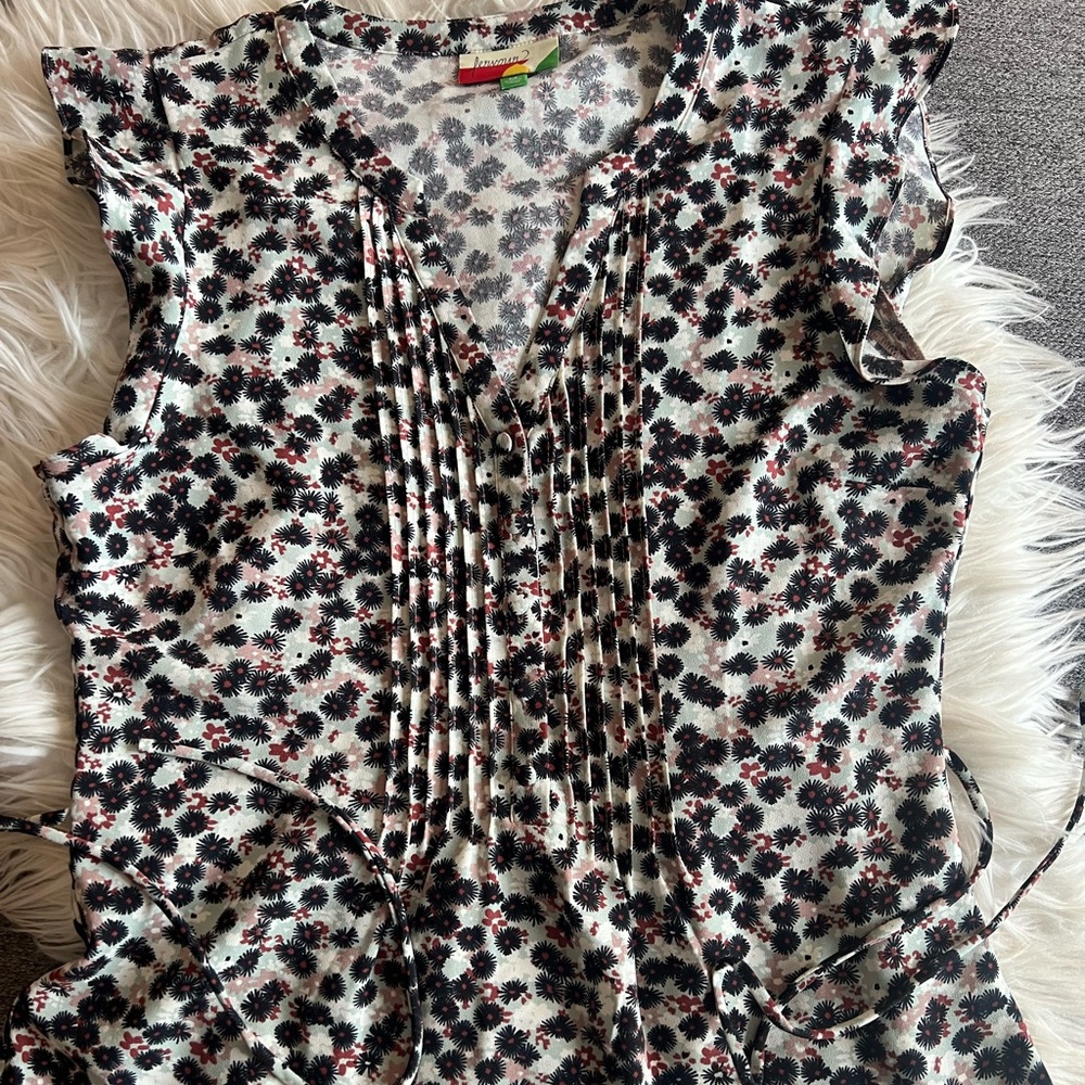 MODCLOTH Fervour Retro Floral Print Pleated V Neck Sleeveless Blouse